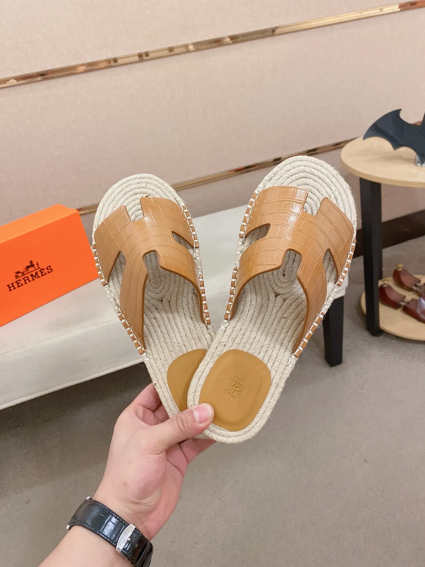 Factory price: 340💰high-end version. "HERMES" Hermès 💁♂️Men's casual slippers, compare the quality at the counter🧚🏿♂️ The upper is made of cowhide leather 🐊crocodile pattern workmanship, purely hand-drawn, raw rubber breathable and non-slip outsole, the inner is breathable and comfortable lambskin, the density is 100% comfortable, the original rubber outsole is wear-resistant and has a code number of 38-44. Can be customized 45-46-47💥🏆